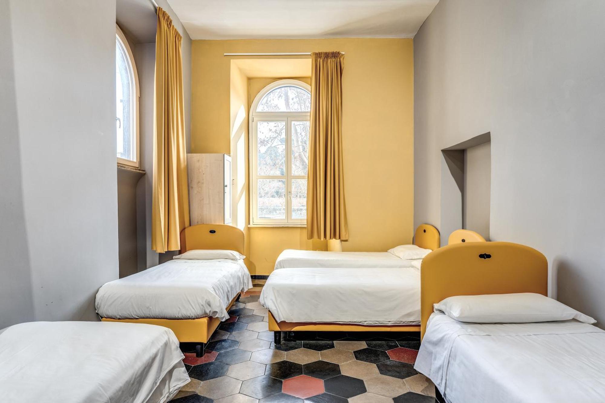 Cama en dormitorio masculino compartido